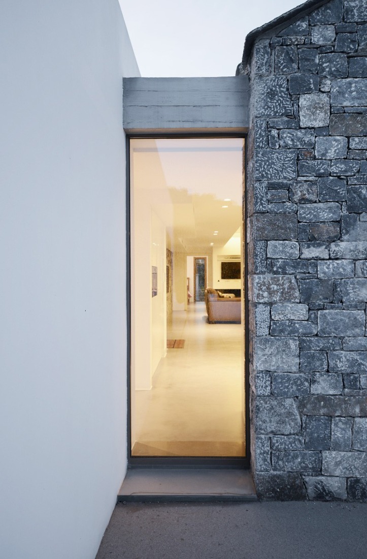 Inside view. Villa Melana by Valia Foufa and Panagiotis Papassotiriou. Photography © Pygmalion Karatzas.