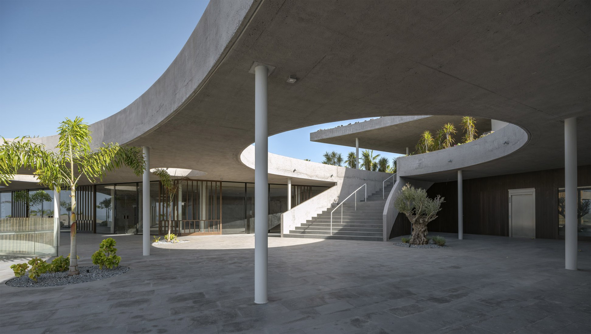 Chimenea y jardín en el Club Social de Abama por Virgilio Gutiérrez Herreros y Eustaquio Martínez García. Fotografía por Duccio Malagamba.Chimenea y jardín en el Club Social de Abama por Virgilio Gutiérrez Herreros y Eustaquio Martínez García. Fotografía por Duccio Malagamba.