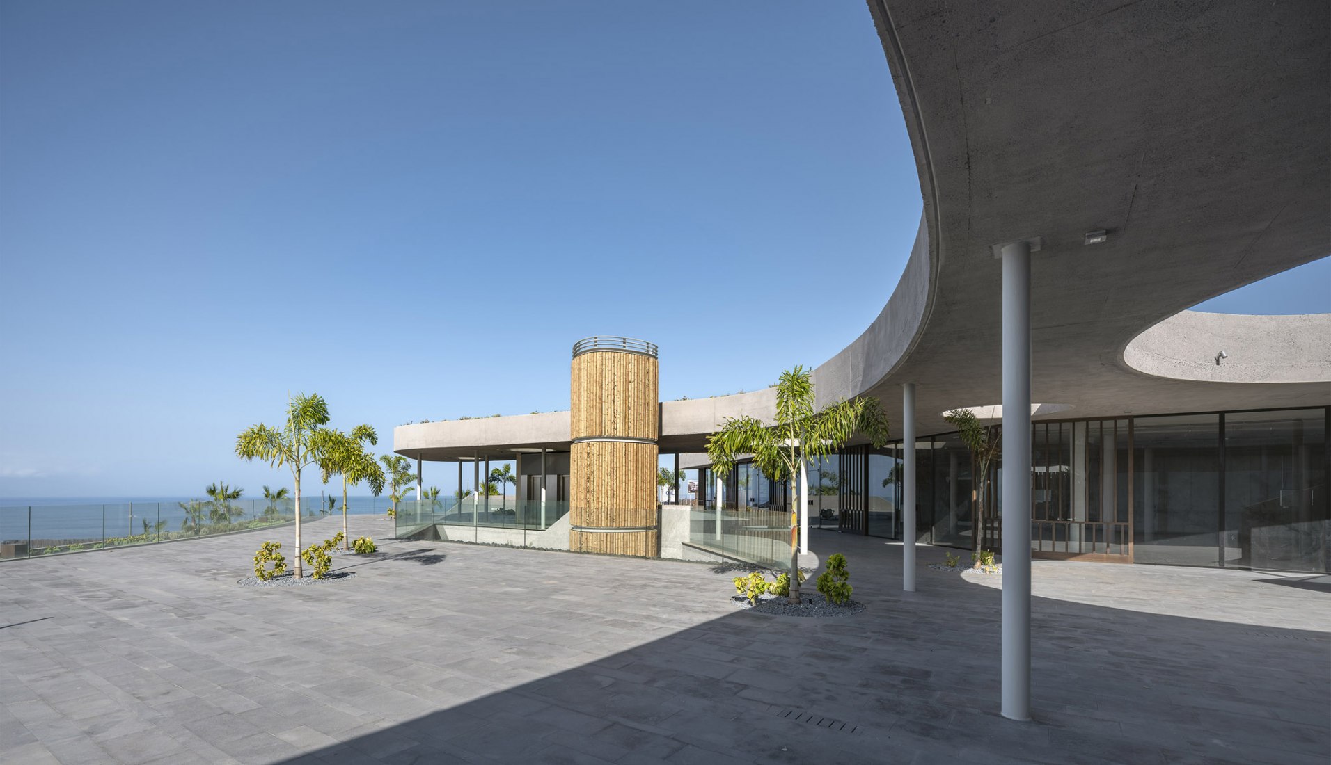 Chimenea y jardín en el Club Social de Abama por Virgilio Gutiérrez Herreros y Eustaquio Martínez García. Fotografía por Duccio Malagamba.