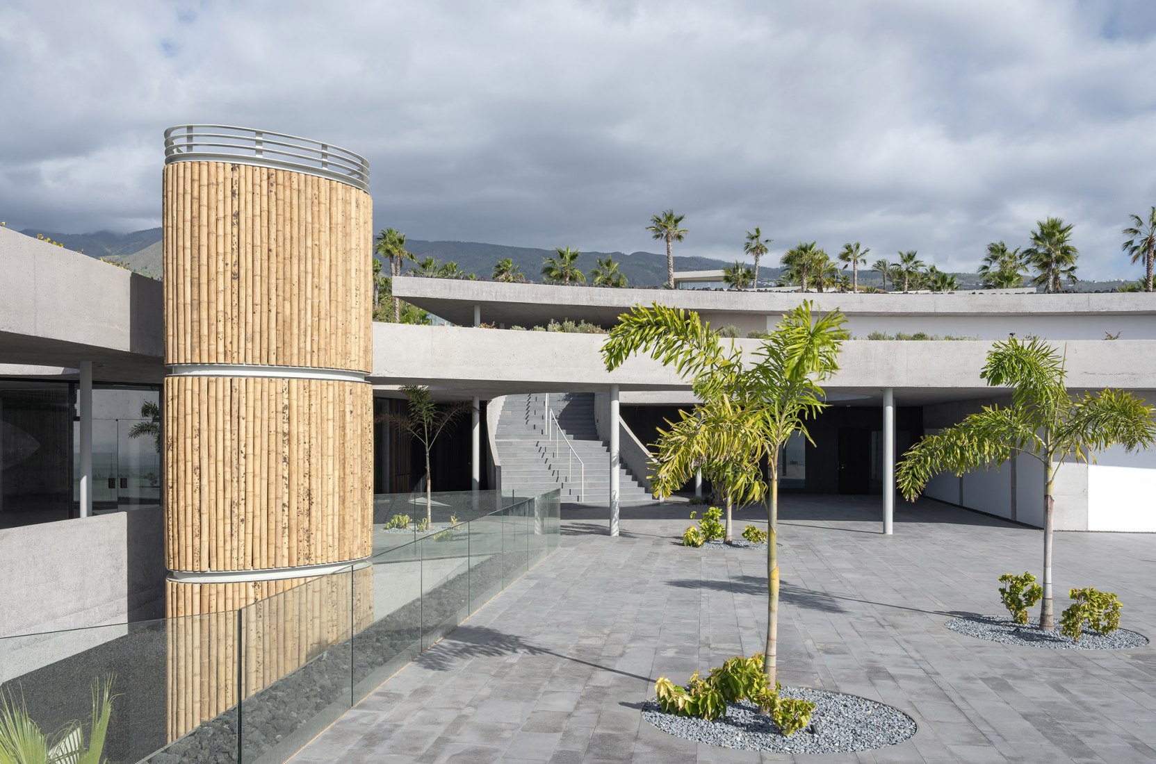 Chimenea y jardín en el Club Social de Abama por Virgilio Gutiérrez Herreros y Eustaquio Martínez García. Fotografía por Duccio Malagamba.