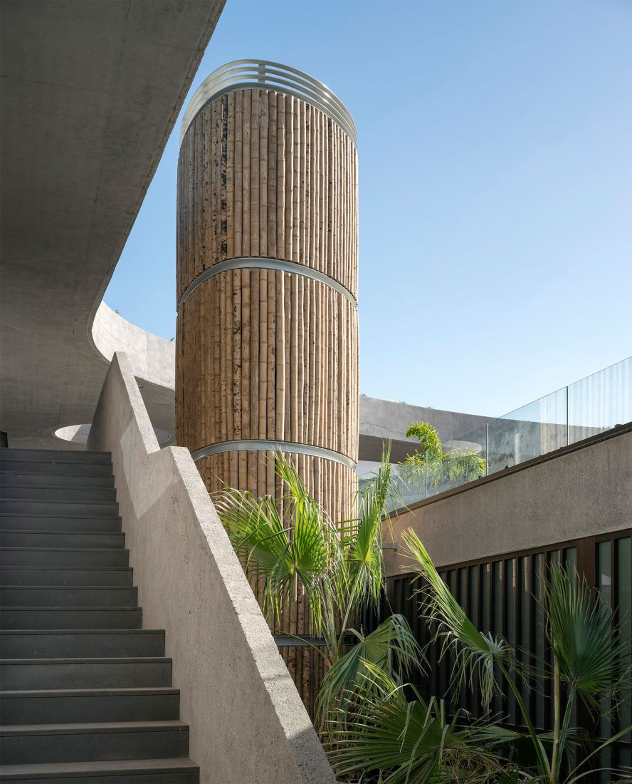 Chimenea y jardín en el Club Social de Abama por Virgilio Gutiérrez Herreros y Eustaquio Martínez García. Fotografía por Duccio Malagamba.