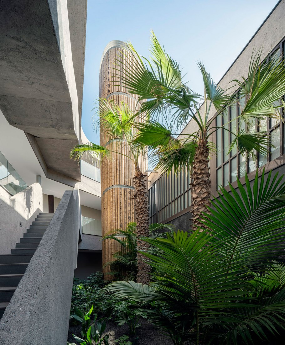 Chimenea y jardín en el Club Social de Abama por Virgilio Gutiérrez Herreros y Eustaquio Martínez García. Fotografía por Duccio Malagamba.