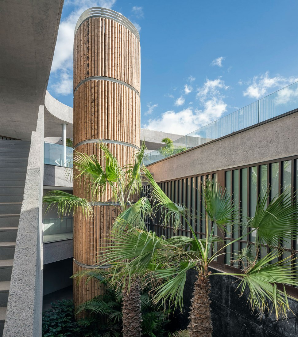 Chimenea y jardín en el Club Social de Abama por Virgilio Gutiérrez Herreros y Eustaquio Martínez García. Fotografía por Duccio Malagamba.