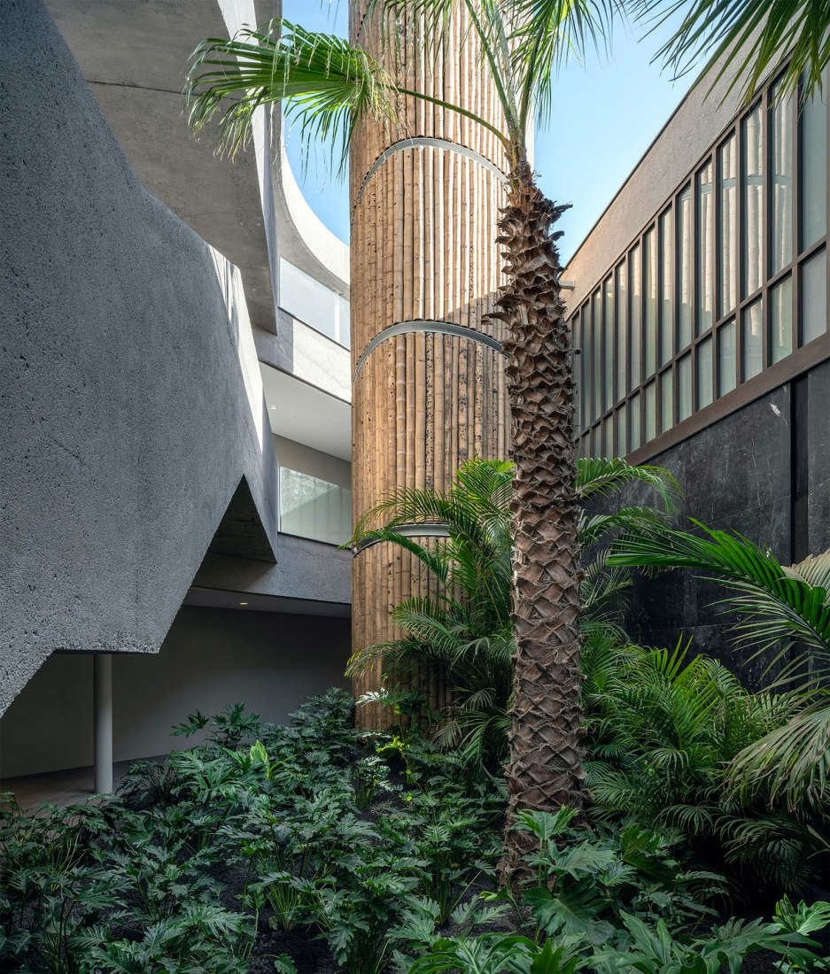 Chimenea y jardín en el Club Social de Abama por Virgilio Gutiérrez Herreros y Eustaquio Martínez García. Fotografía por Duccio Malagamba.