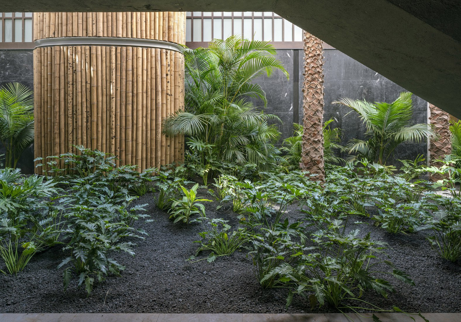 Chimenea y jardín en el Club Social de Abama por Virgilio Gutiérrez Herreros y Eustaquio Martínez García. Fotografía por Duccio Malagamba.