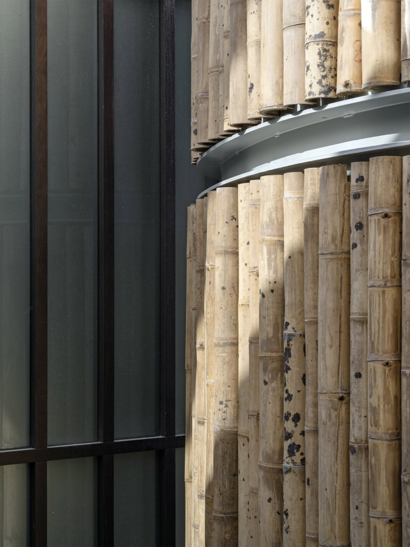 Chimenea y jardín en el Club Social de Abama por Virgilio Gutiérrez Herreros y Eustaquio Martínez García. Fotografía por Duccio Malagamba.