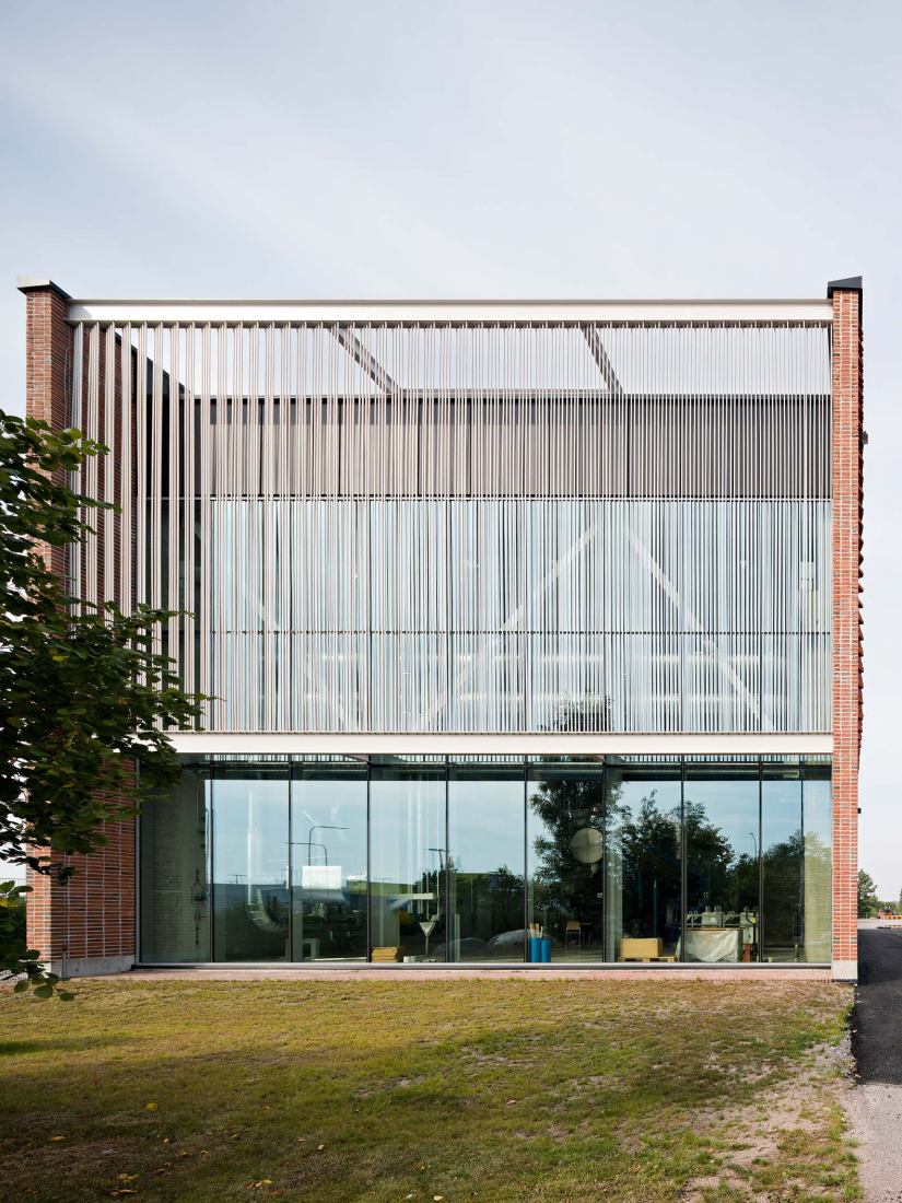 Edificio de bomba de calor Vuosaari por Virkkunen & Co Architects. Fotografía por Tuomas Kivinen.