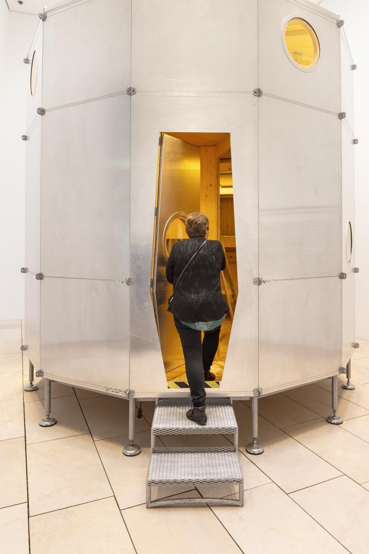 Visitantes de la exposición The New World of Charlotte Perriand, del 2 de octubre de 2019 al 24 de febrero de 2020, en la Fundación Louis Vuitton, París. Crédito del artista: © Adagp, París, 2019. Crédito de la foto: © Fundación Louis Vuitton / Felix Cornu