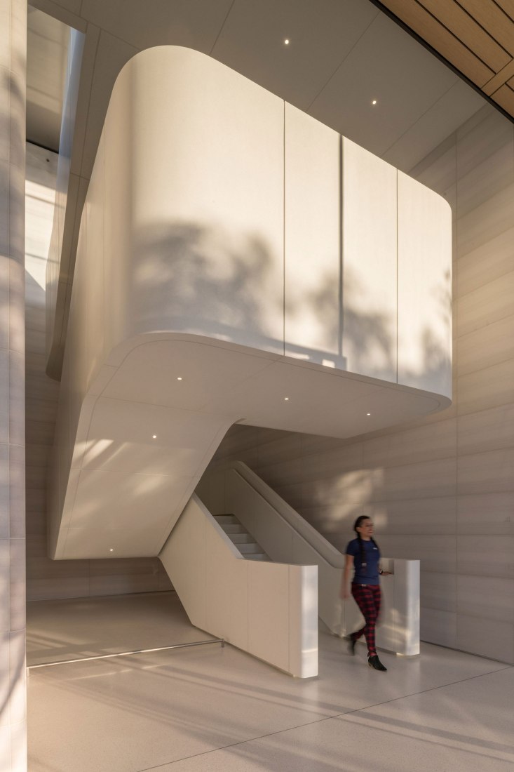 Escalera. Centro de Visitantes del Campus de Apple. Imagen cortesía de Foster + Partners