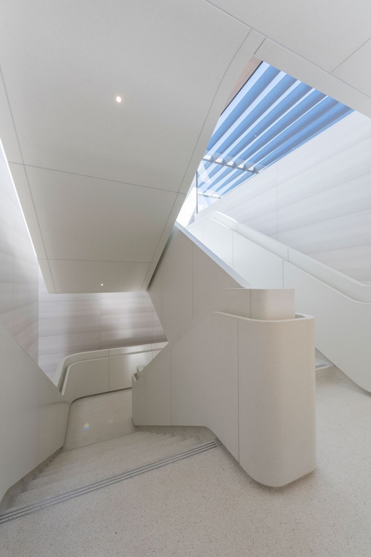 Interior de la escalera. Centro de Visitantes del Campus de Apple. Imagen cortesía de Foster + Partners