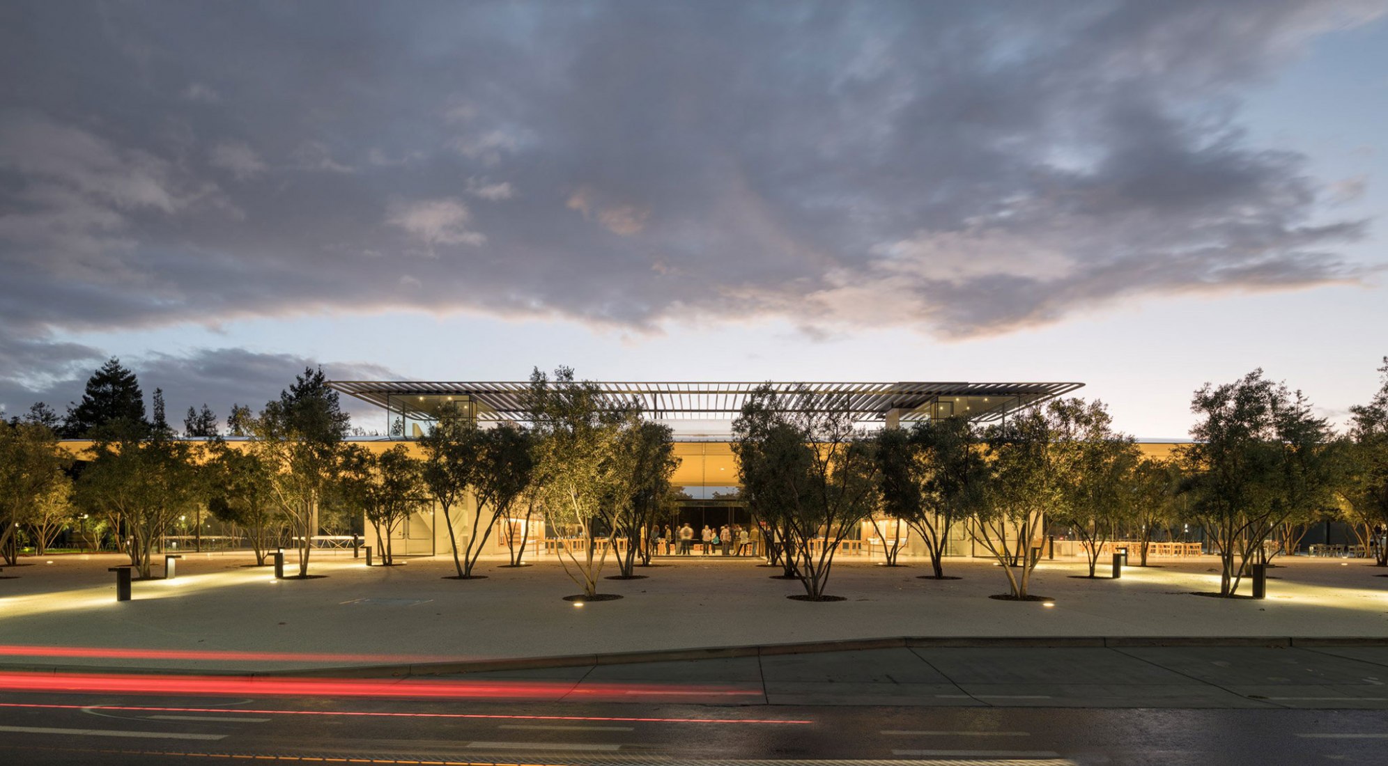 Vista nocturna. Centro de Visitantes del Campus de Apple. Imagen cortesía de Foster + Partners