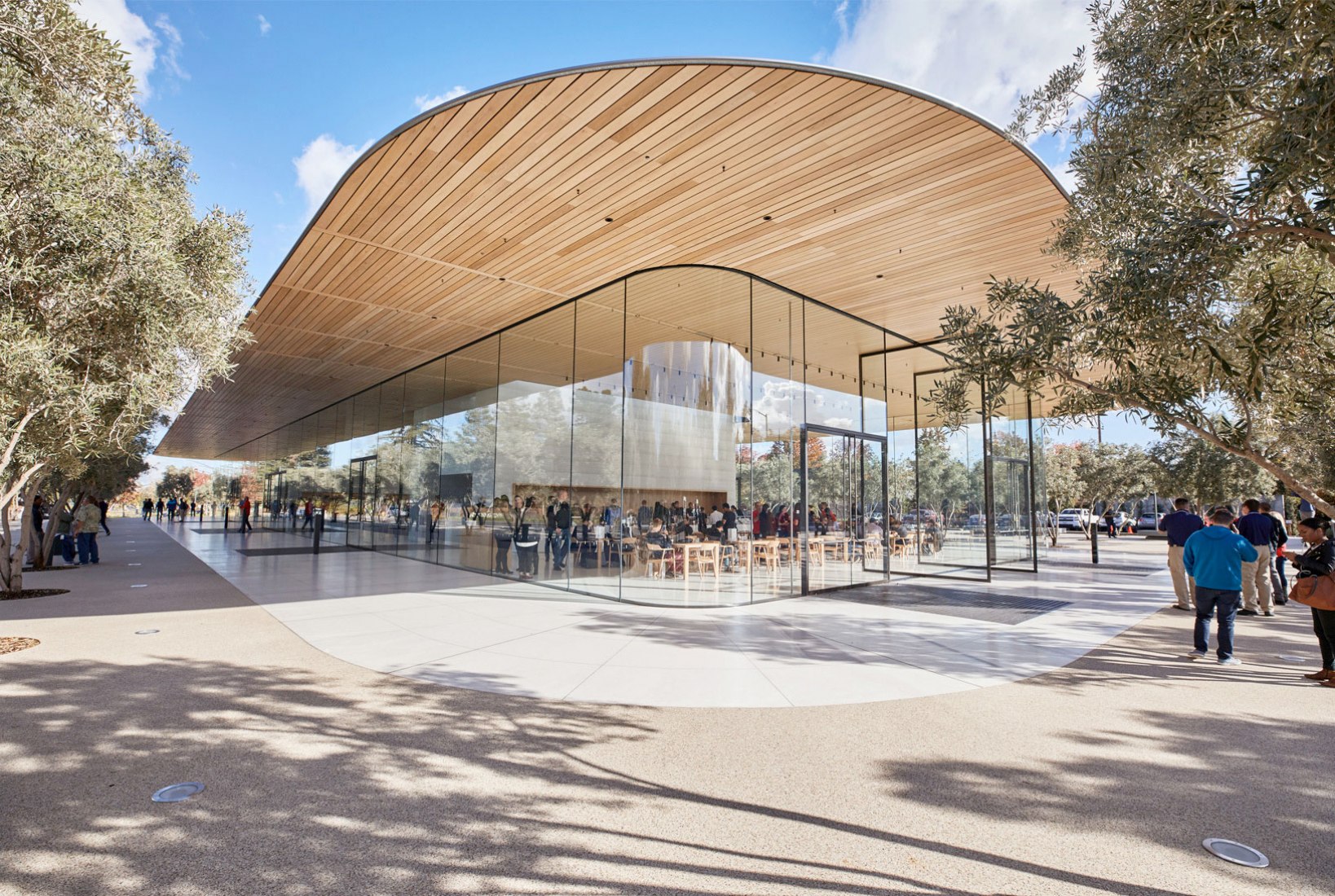 Vista exterior. Centro de Visitantes del Campus de Apple. Imagen cortesía de Apple