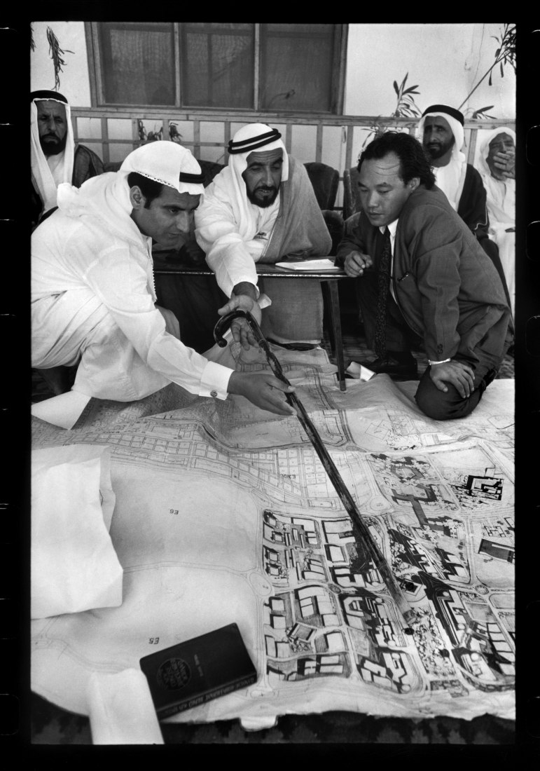 Sheikh Zayed y el arquitecto Katsuhiko Takahashi en Abu Dhabi, 1968 Cortesía: Arabian Eye Photograph © Raymond Depardon