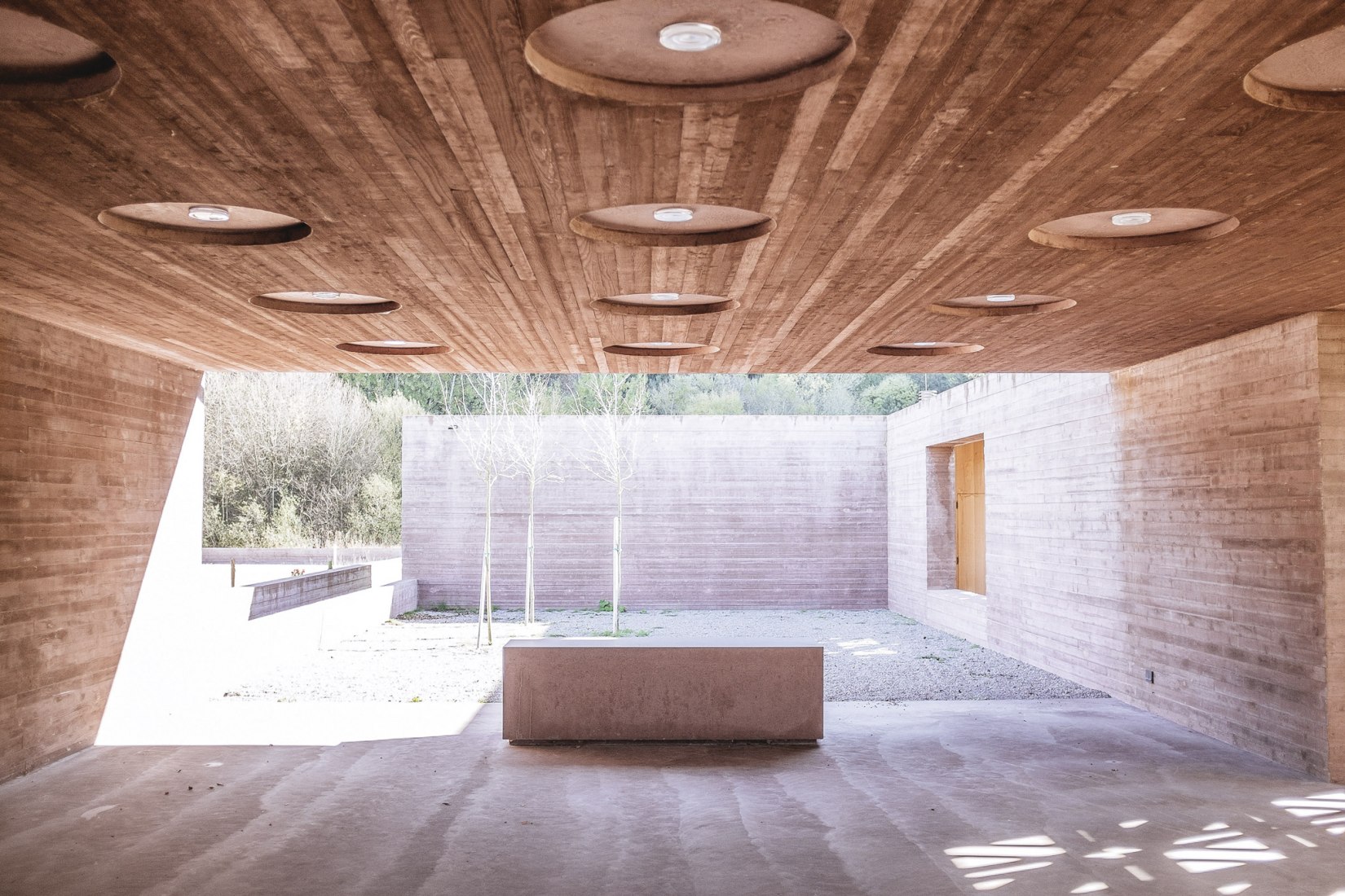 Cementerio islámico en Altach, Vorarlberg, Austria, diseñado por Bernardo Bader, 2014 Fotografía © Matthias Rhomberg