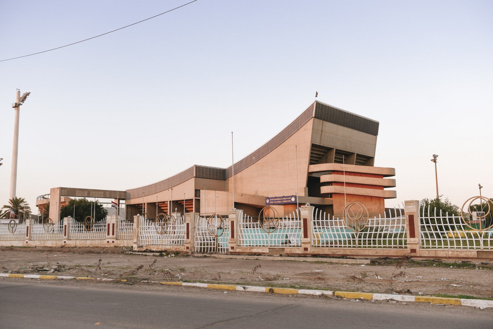 Gimnasio en Bagdad, Irak, diseñado por Le Corbusier, realizado póstumamente, 1978–1980. Fotografía © Ayman Al Amiri.
