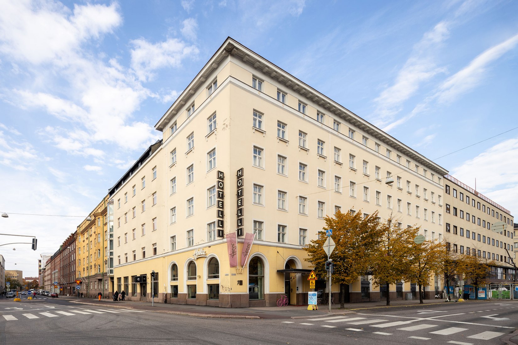 Wivi Lönn y Aili-Salli Ahde: Oficinas de la YWCA (actual Hotel Helka), Helsinki, 1928. El edificio de oficinas de la YWCA, terminado a finales de la década de 1920, fue diseñado hacia el final de la carrera de Lönn. El apartamento de Wivi Lönn y su compañera Hanna Parviainen estaba situado en la segunda planta del edificio. Museo de Arquitectura Finlandesa. Fotografía por Aukusti Heinonen.