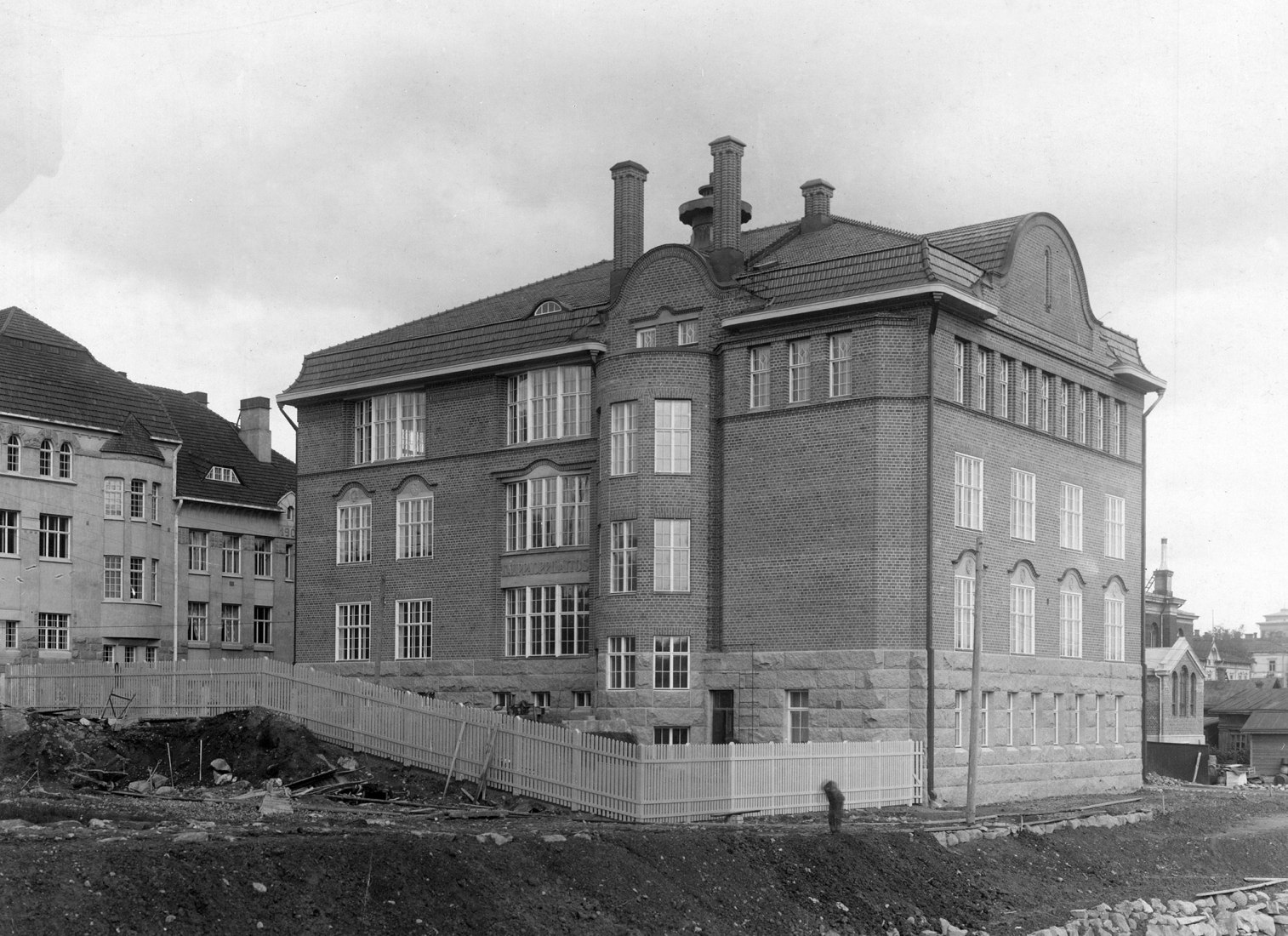 Wivi Lönn: Escuela de Negocios de Tampere, Tampere, 1912. La Escuela de Negocios de Tampere tras su finalización. A principios de la década de 1950, el edificio se levantó con una ampliación en forma de caja y se perdió la forma original del tejado. Imagen cortesía por el Museo de Arquitectura Finlandesa.