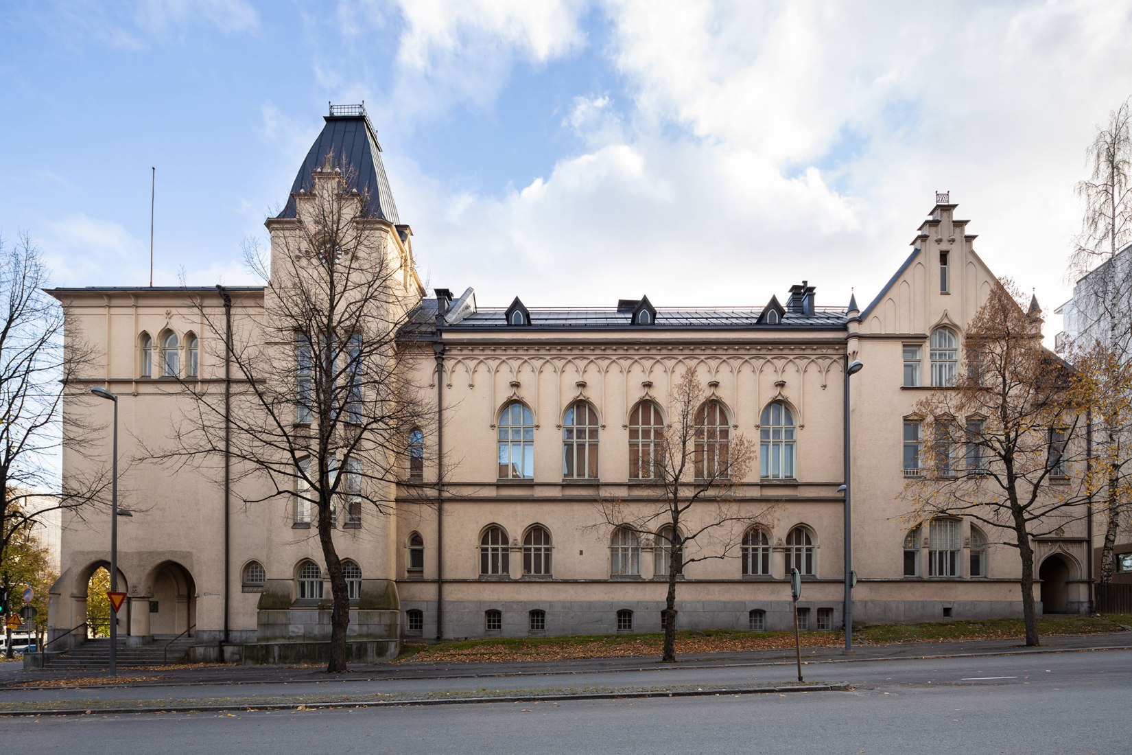 Wivi Lönn: Escuela Finlandesa de Niñas de Tampere, actualmente Escuela Pyynikki, Tampere, 1902. La Escuela Finlandesa de Niñas de Tampere fue el primer encargo importante de la carrera de Wivi Lönn y en su momento fue el mayor edificio escolar de Finlandia. Museo de Arquitectura Finlandesa. Fotografía por Aukusti Heinonen.