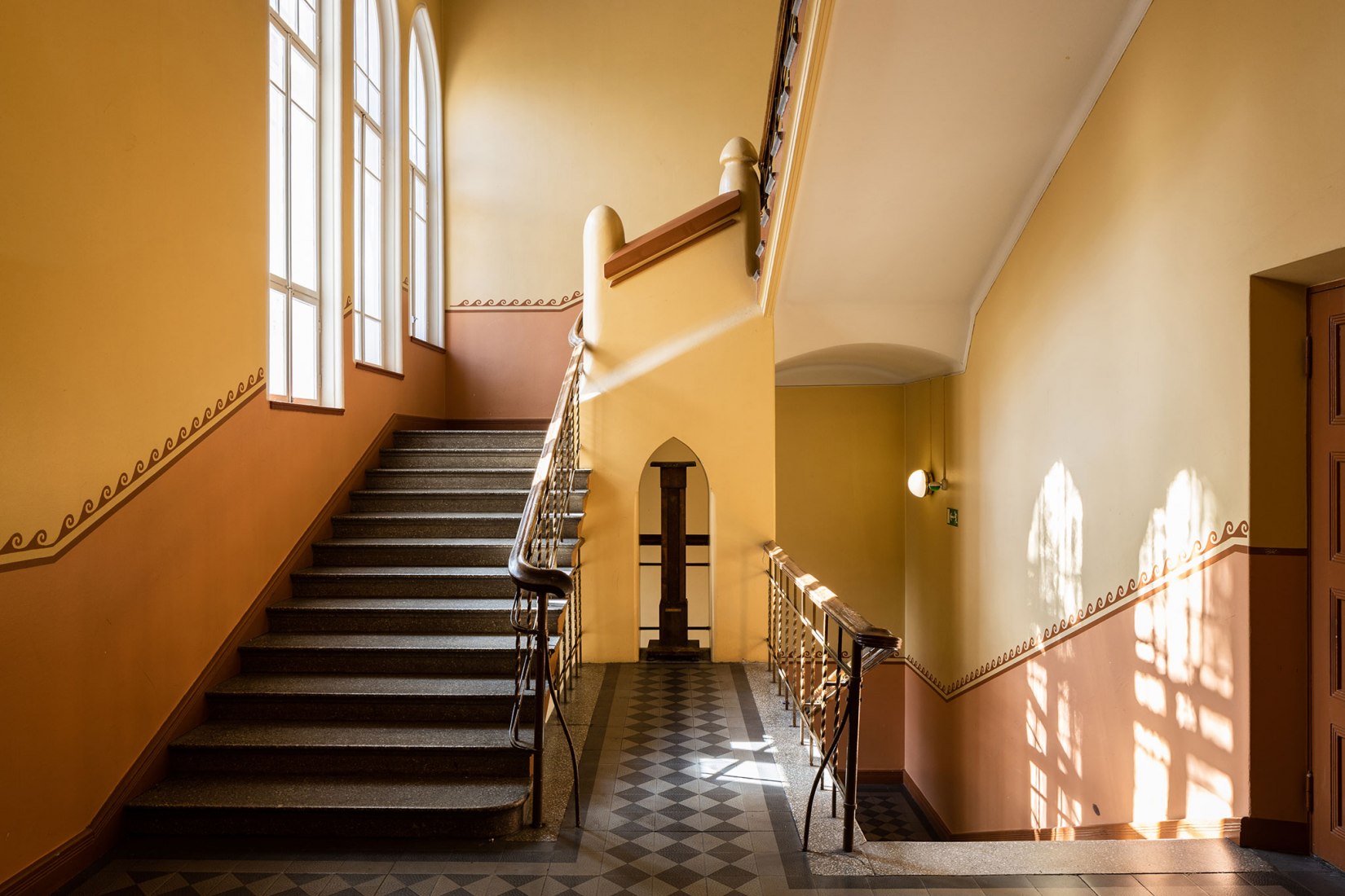 Wivi Lönn: Escuela Finlandesa de Niñas de Tampere, actualmente Escuela Pyynikki, Tampere, 1902. Escalera. Museo de Arquitectura Finlandesa. Fotografía por Aukusti Heinonen.