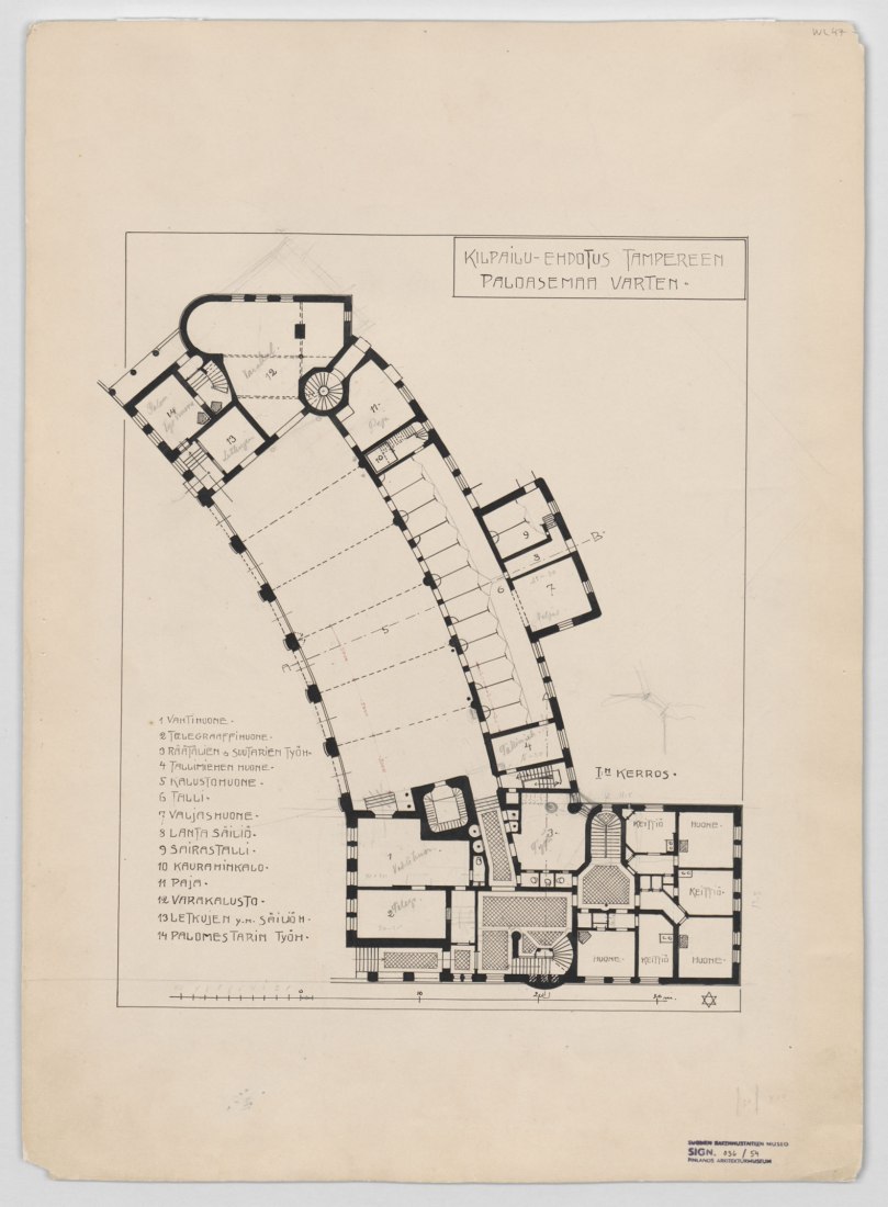 Parque de bomberos de Tampere, dibujos del concurso. El plano de la planta baja y la opción de la fachada donde, en particular, la forma de la torre difiere considerablemente de la que se construyó. Imagen cortesía del Museo de Arquitectura Finlandesa.