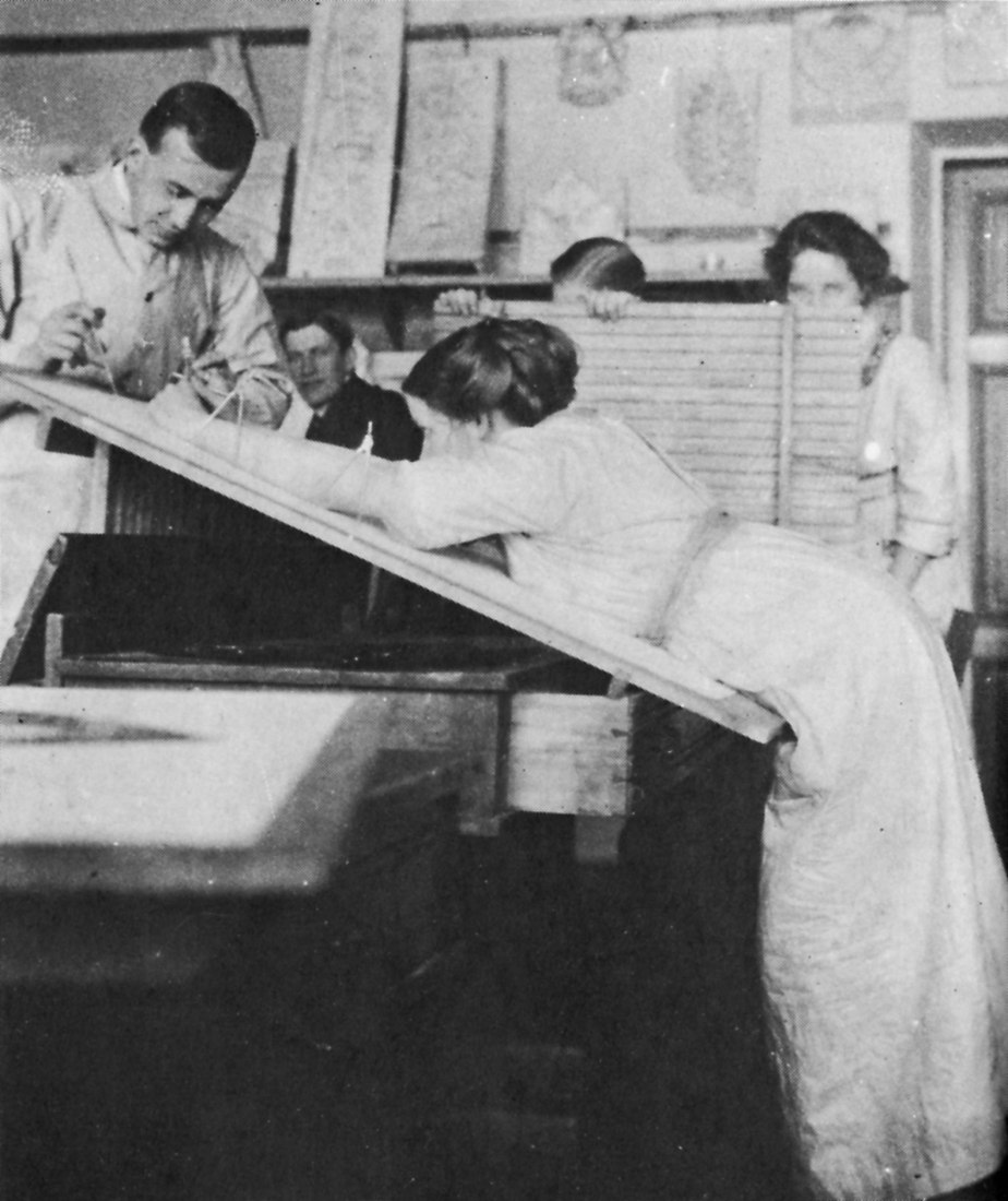 Estudiando arquitectura en el Instituto Politécnico de Helsinki. A partir de 1870, las mujeres de Finlandia pudieron presentarse al examen de matriculación de estudiantes, pero la condición para ello era la exención de la "barrera de género" concedida por el Zar de Rusia. Siglo XX. © Architectan arkisto. Fotografía por Kansallisarkisto.