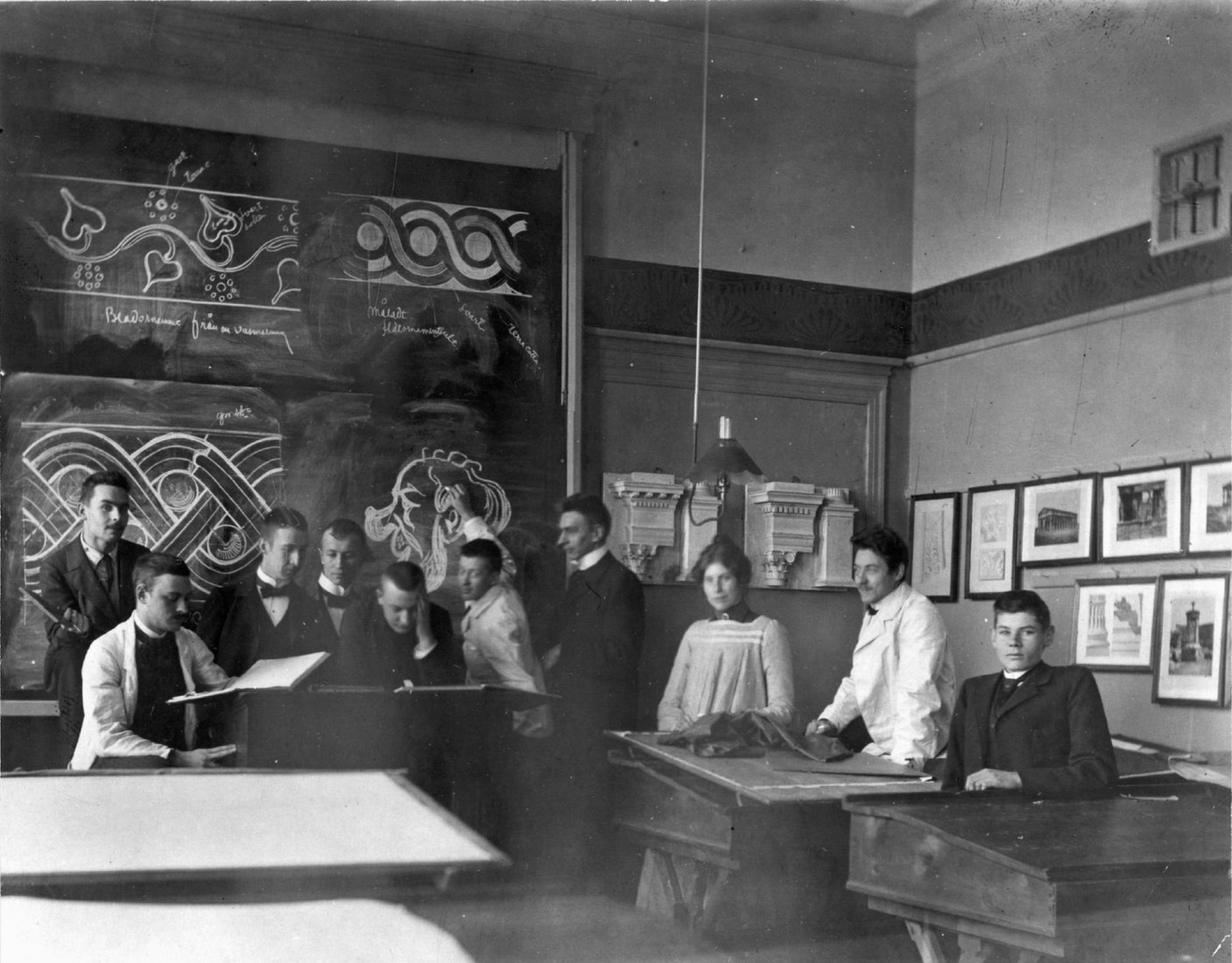 Estudiantes de arquitectura en el Instituto Politécnico de Helsinki. A partir de 1879, las mujeres pudieron estudiar en el Instituto Politécnico, aunque de forma limitada. Sin embargo, el periodo de estudios para las mujeres era más corto que el de los hombres en un año y con menos cursos abiertos para ellas. 1890s. Fotografía por MFA.