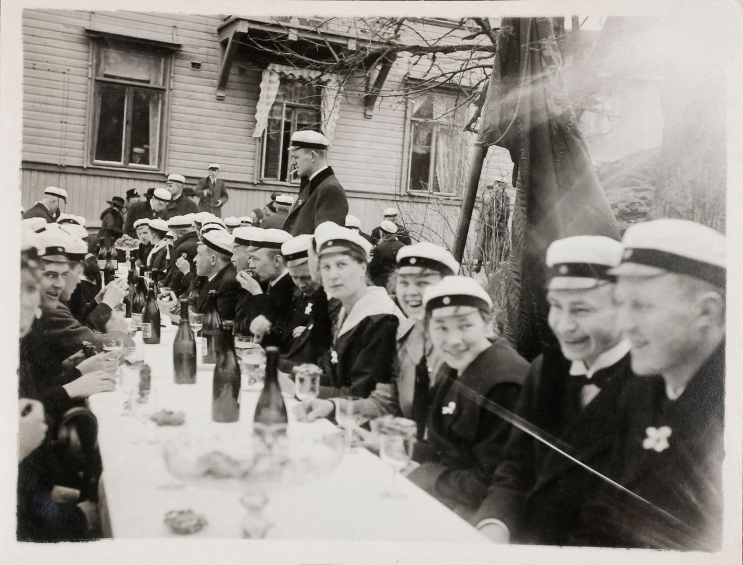 Estudiantes de arquitectura celebrando el Primero de Mayo. Álbum de Salme Setälä. 1920s. © MFA. Fotografía del álbum de Salme Setälä