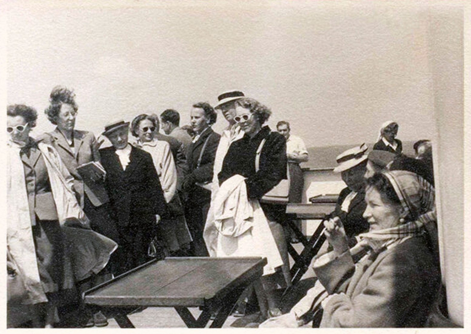 La tradición de excursiones o viajes de estudio de Architecta incluye visitas a obras con presentaciones de los edificios a cargo de sus arquitectos, encuentros con artistas y viajes tanto dentro como fuera de Finlandia. Excursión de Architecta a Dinamarca. 1951. © Archivos de Architecta. Imágen cortesía de los Archivos Nacionales de Finlandia.