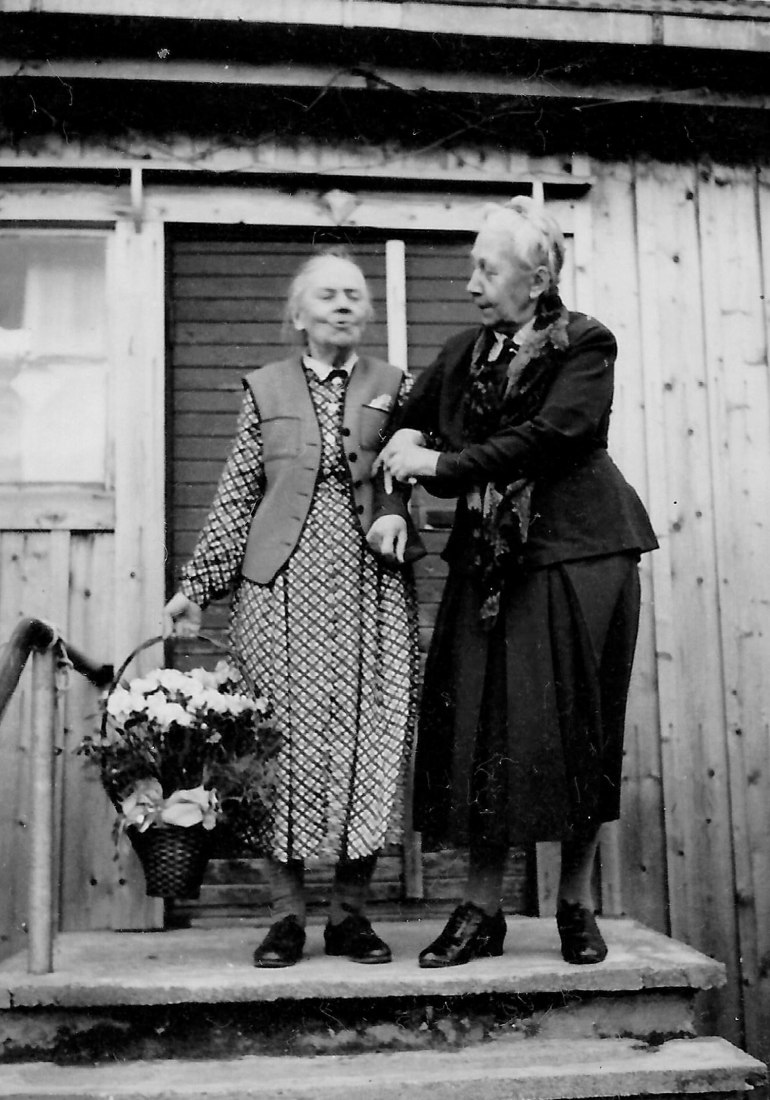 En Architecta, las generaciones más antiguas de mujeres arquitectas han sido conmemoradas y reconocidas de diversas maneras. A lo largo de las décadas, se han celebrado en el círculo de la asociación varios aniversarios y otras ocasiones importantes para las mujeres arquitectas. Celebración del 80º cumpleaños de Bertha Enwald. Enwald en la escalera con Wivi Lönn. Archivos de Architecta. Imagen  cortesía de los Archivos Nacionales de Finlandia.