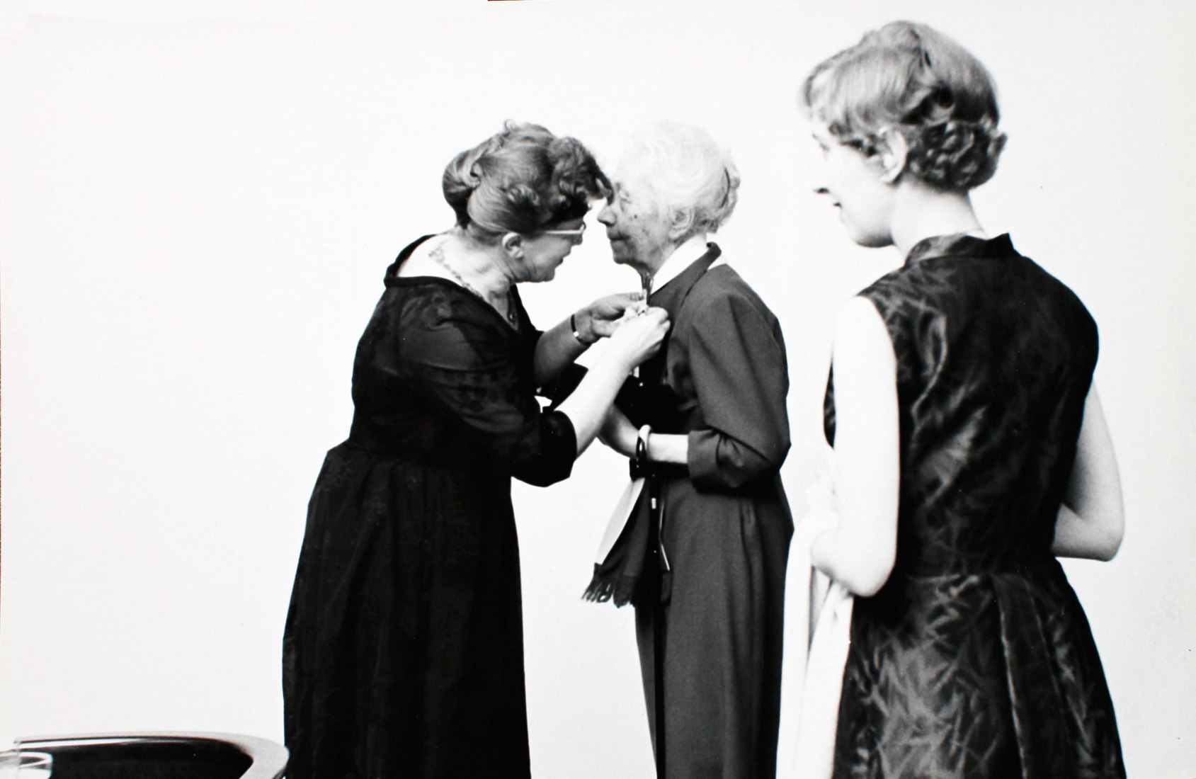  En Architecta se ha conmemorado y reconocido a las generaciones más antiguas de mujeres arquitectas de diversas maneras. La tradición de la conmemoración comenzó con la celebración del 70º cumpleaños de Wivi Lönn. Wivi Lönnin recibe la medalla de honor de Architecta con motivo de las celebraciones del 20º aniversario de Architecta. Archivos de Architecta. Imagen cortesía de los Archivos Nacionales de Finlandia.