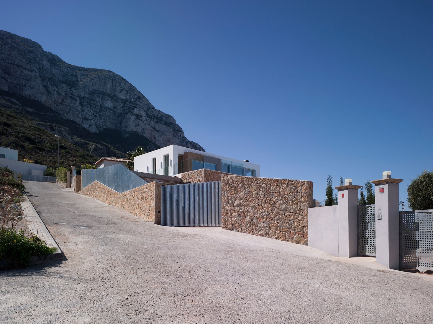 Vista exterior. Vivienda Bioclimática en la Marina Alta por Pepe Cabrera. Fotografía por Mayte Piera.