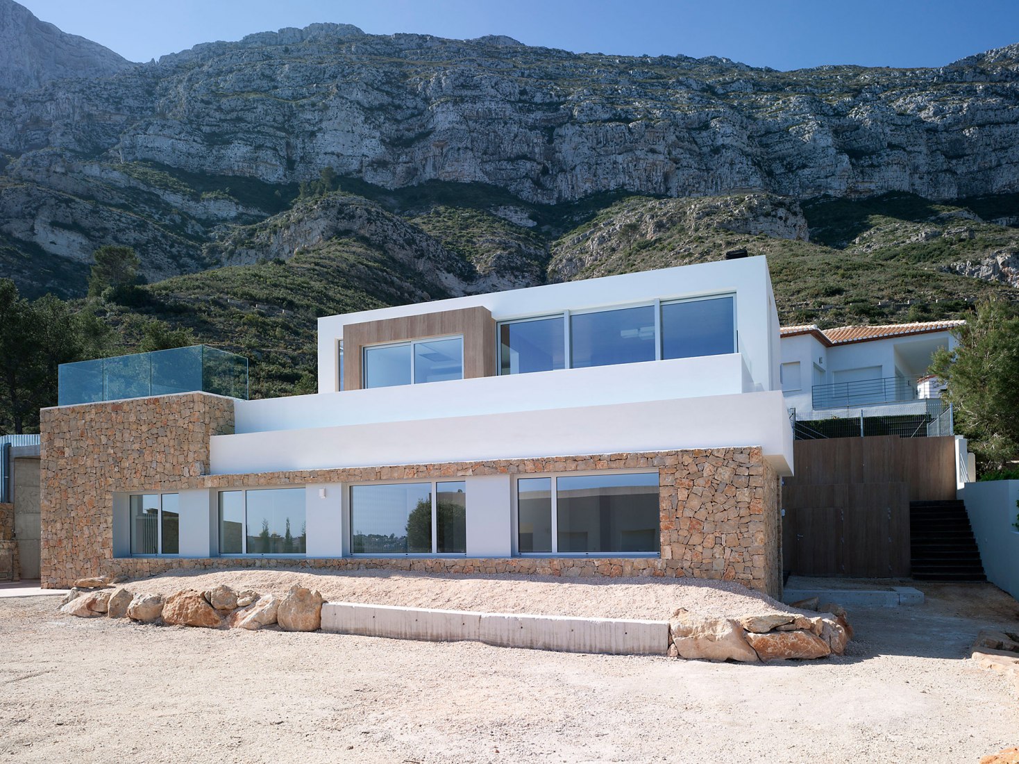 Vista exterior. Vivienda Bioclimática en la Marina Alta por Pepe Cabrera. Fotografía por Mayte Piera.