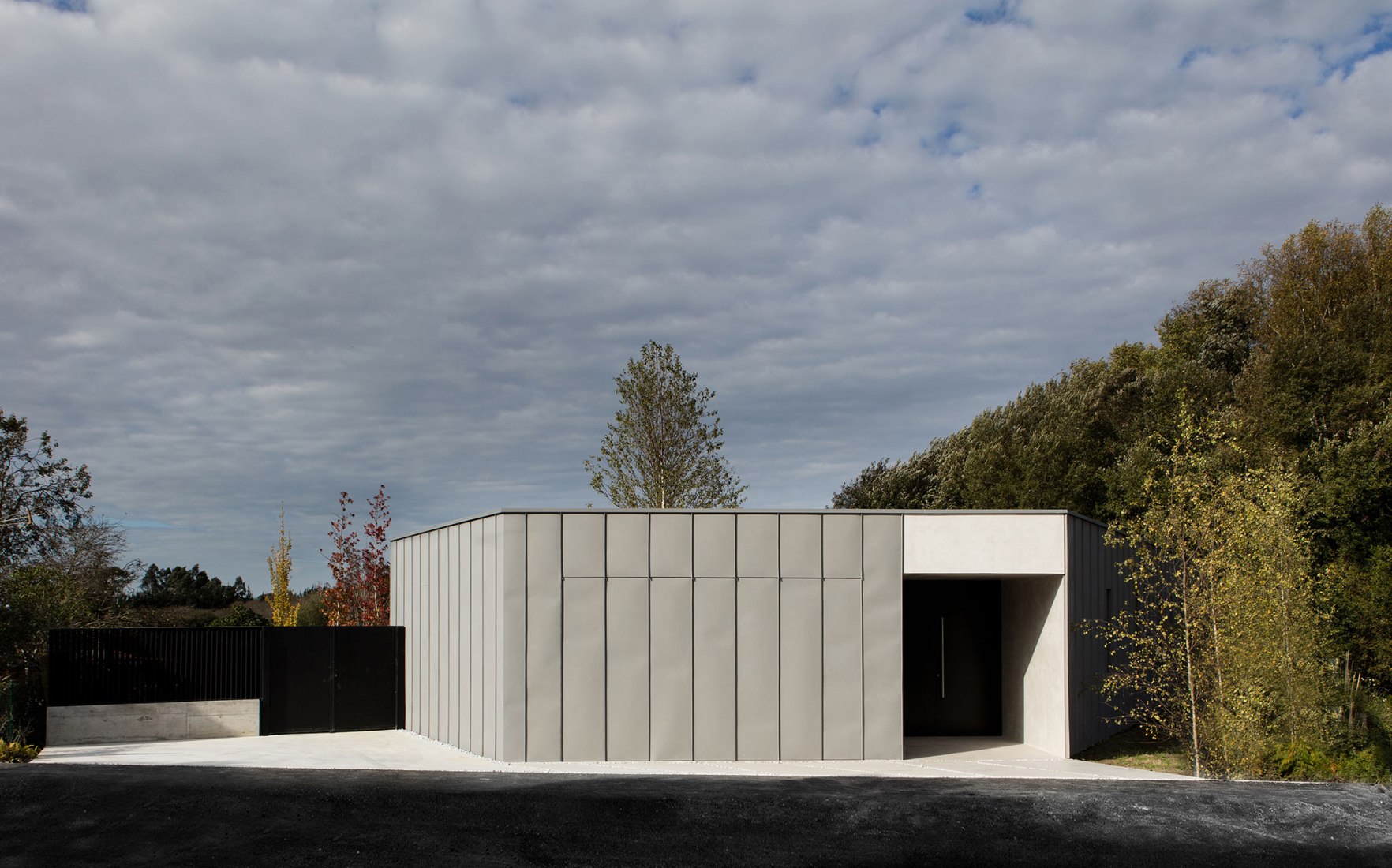 Fachada. Vivienda familiar en Rua da Proba por Díaz y Díaz Arquitectos (Gustavo Díaz García y Lucas Díaz Sierra). Fotografía © Juan Rodríguez