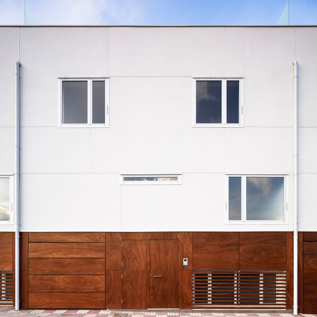 Proyecto de tres viviendas en Armilla por Martínez y Soler Arquitectura. Fotografía por Fernando Alda.