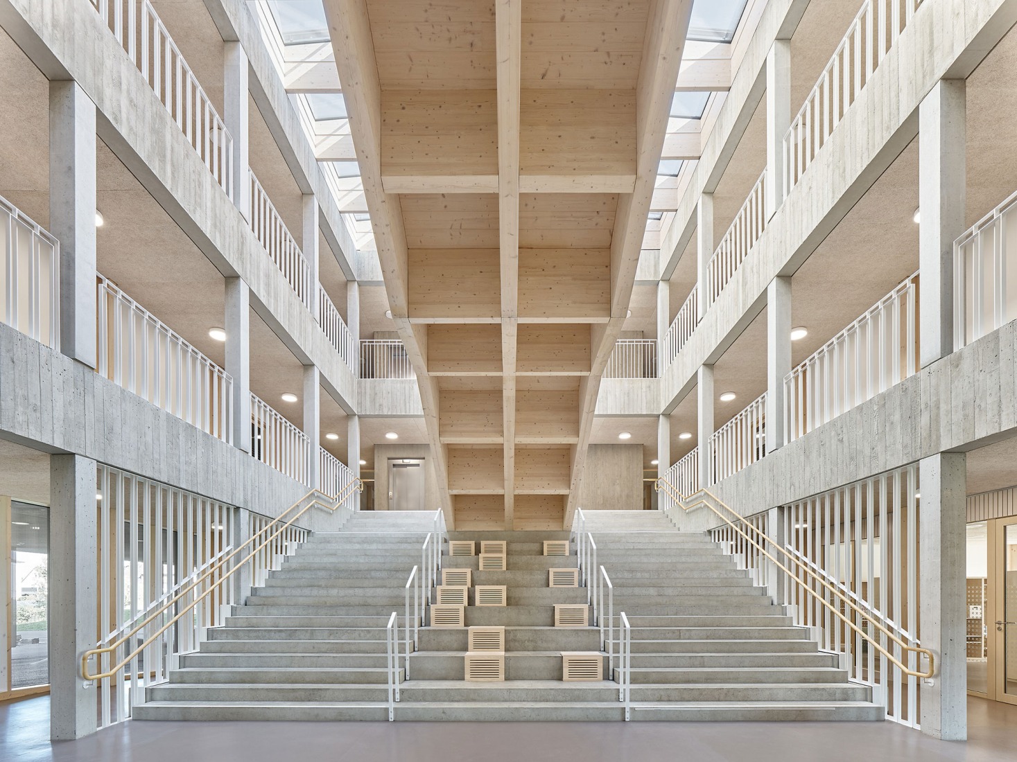 Escuela primaria Fuchshofstrasse por VON M. Fotografía por Zooey Braun.