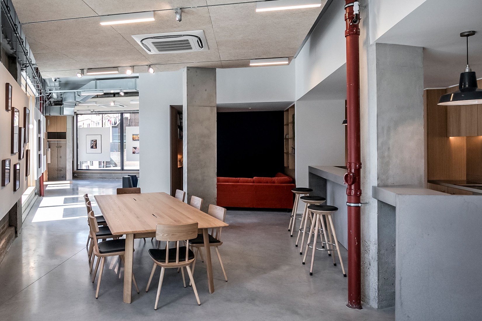 Creative Meeting Space with lunch table, bar and booth. Creative Agency Dalston-N16 by VOSS Architects. Photograph by Taran Wilkhu Photography