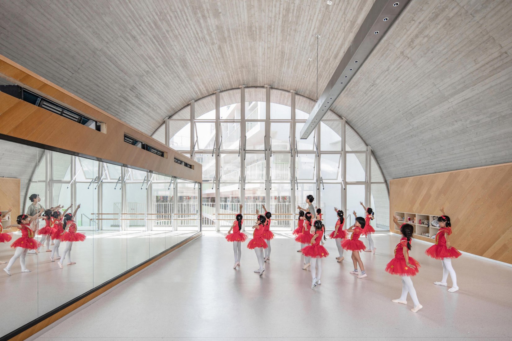 Edificios en uso: un arco de danza de Chen Guanhong. Imagen cortesía de The Architectural Photography Awards 2021