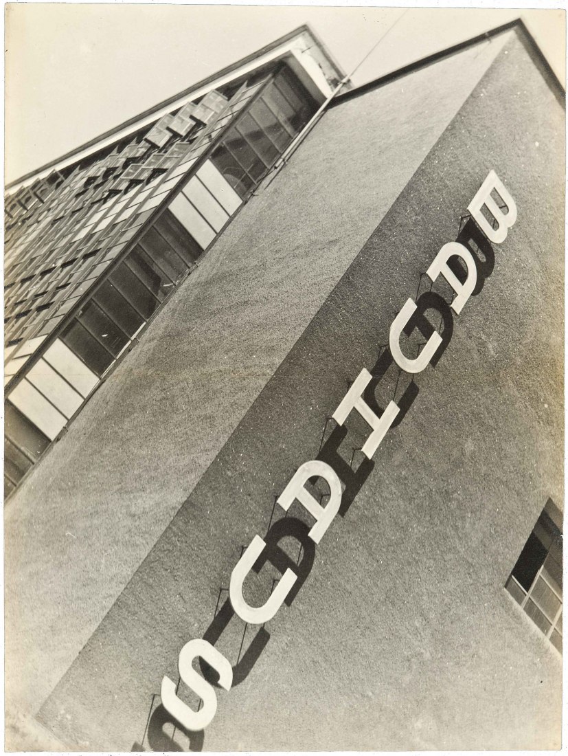 Edificio de la Bauhaus, Dessau, 1930-32. Fotografía por Makoto Yamawaki.