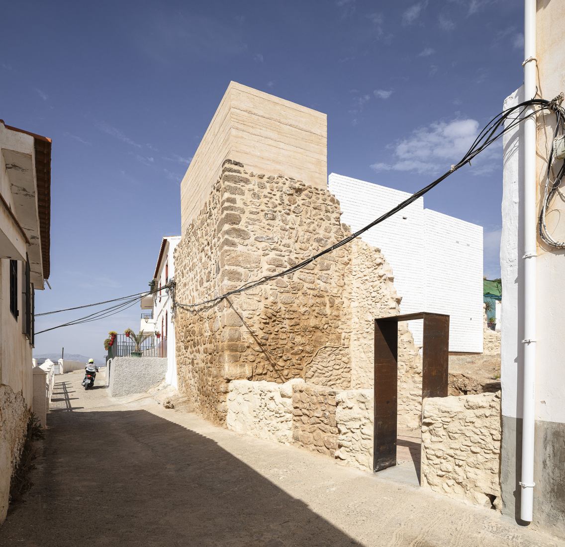Puesta en valor del Torreón y Lienzo de Muralla Árabes en el Cerro de las Torres por WaterScales arquitectos. Fotografía por Fernando Alda.