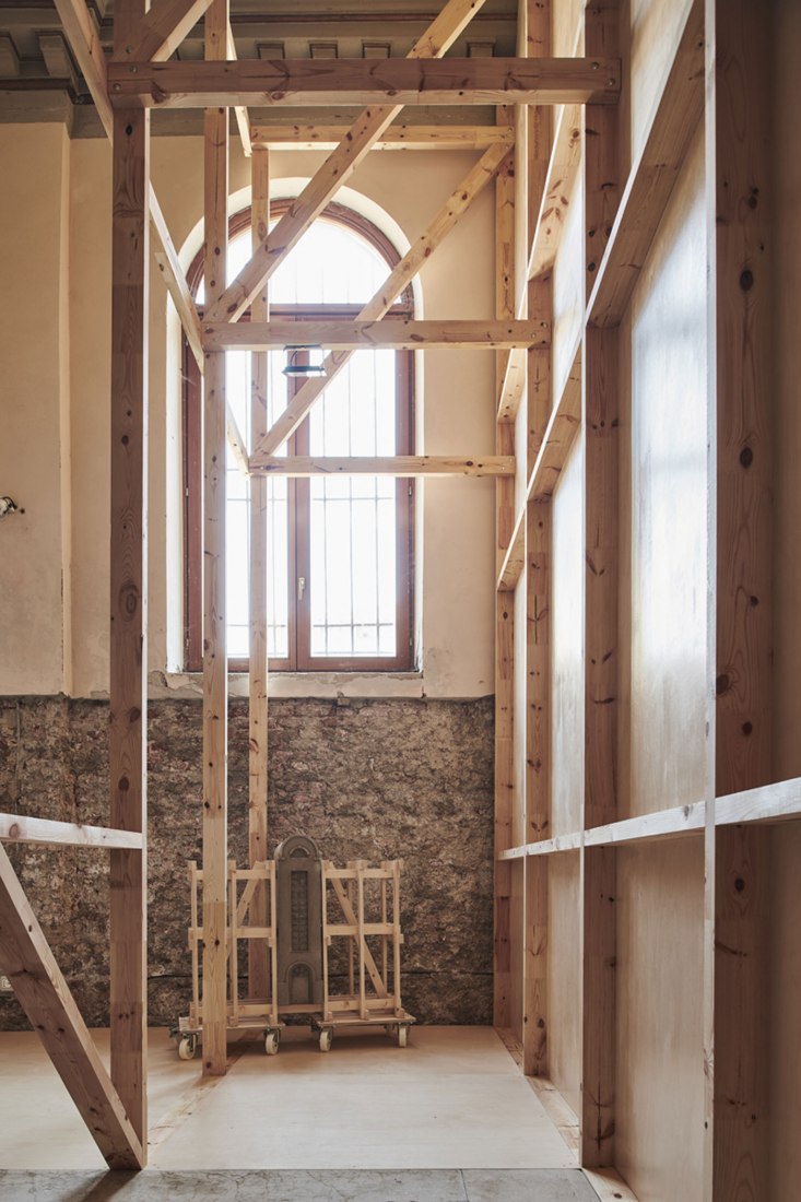 Behind the wall. Weak Monument. Estonian Pavilion at the 16th Biennale Architettura di Venezia 2018. Photography by Tõnu Tunnel