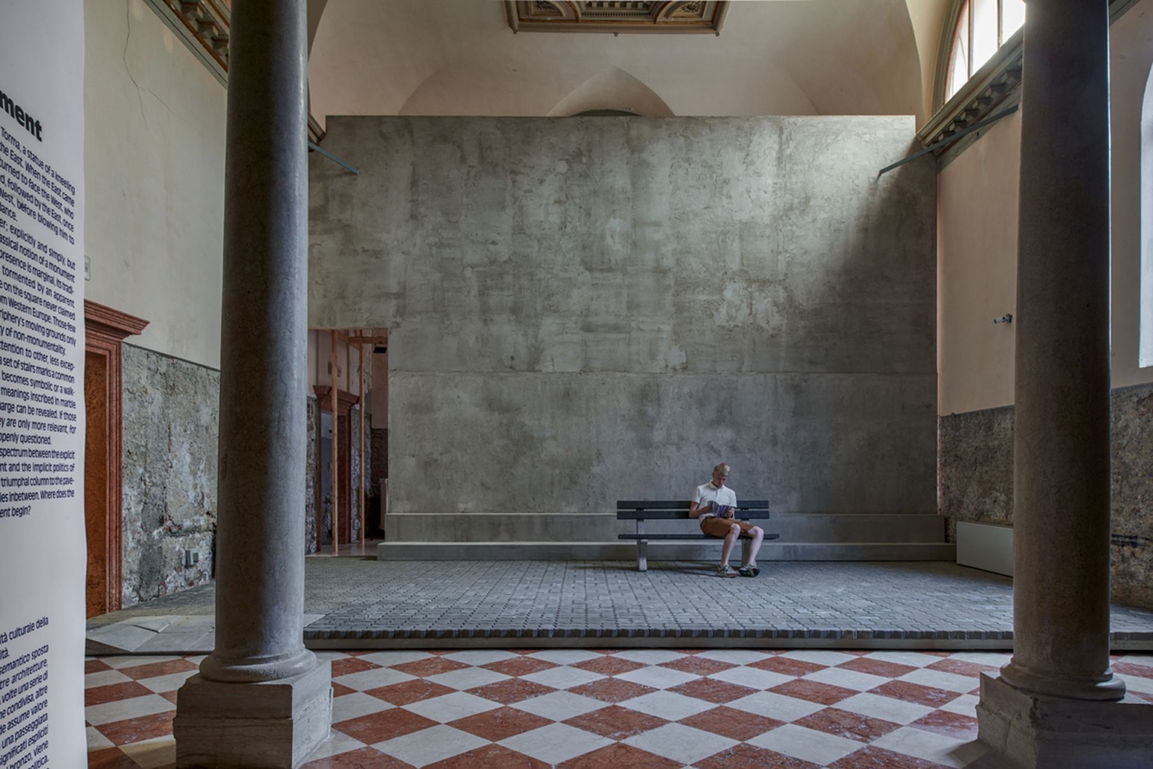 Entrada. Weak Monument. Pabellón de Estonia para la XVI Bienal de Arquitectura de Venecia 2018. Fotografía por Tõnu Tunnel