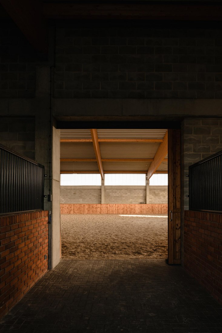 Horse House Stable by Wiercinski Studio. Photograph by ONI studio.