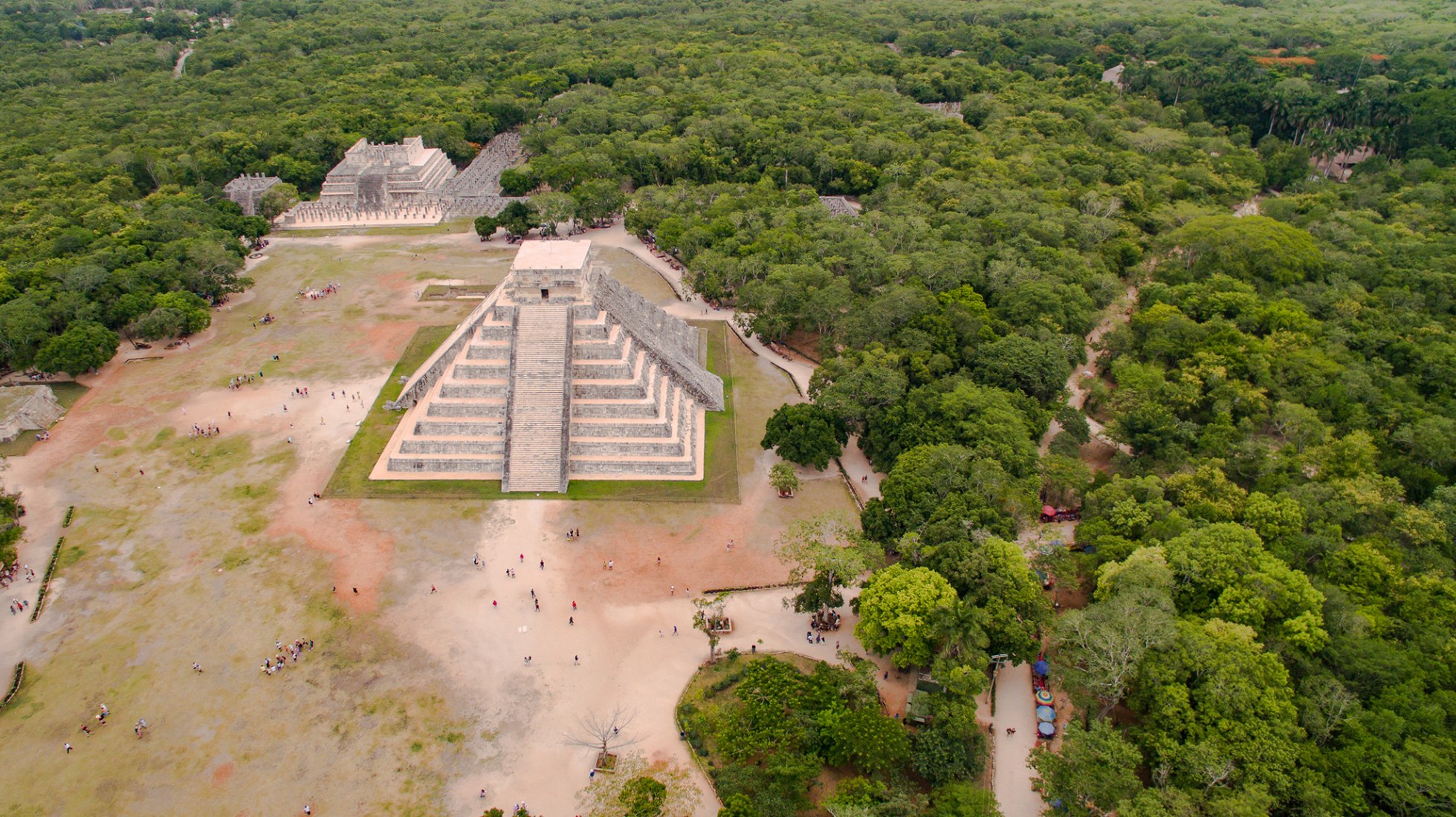 Vista aérea de las edificaciones de Chichén Itzá. Patrimonio de la Humanidad por la UNESCO. En 2007, El Castillo de Chichén Itzá fue nombrado una de las Nuevas Siete Maravillas.