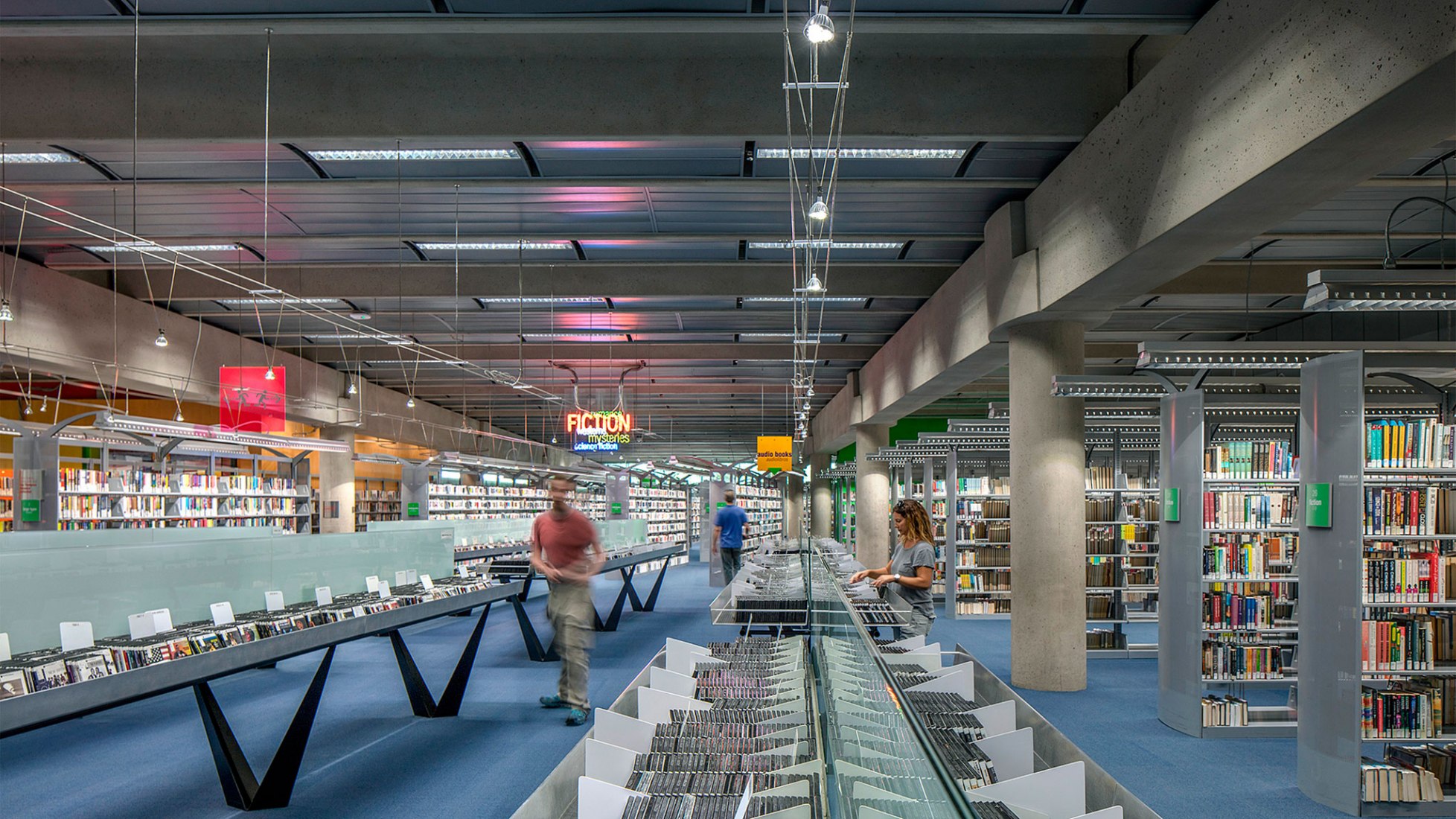 Biblioteca Central Burton Barr Phoenix, por Will Bruder Architects y DWL Architects. Fotografía de Bill Tillerman.
