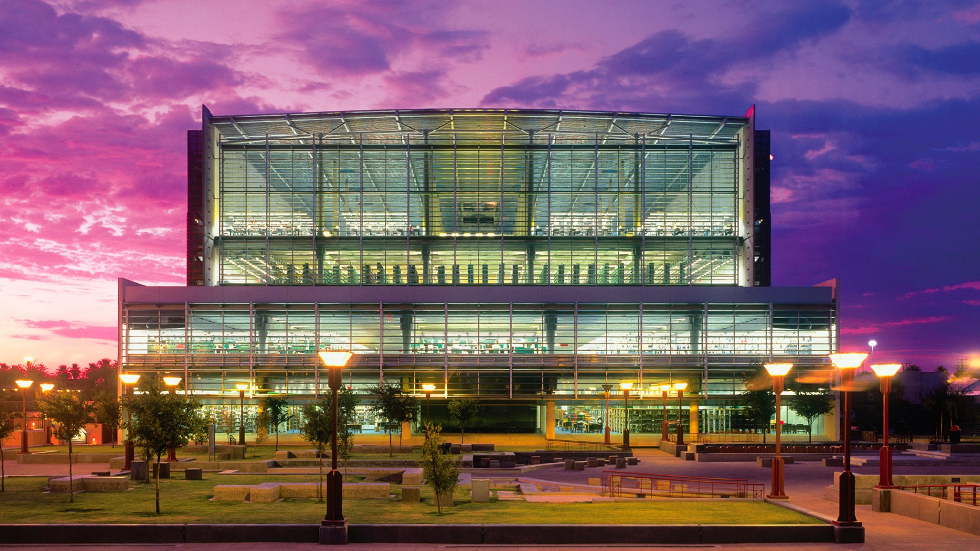 Biblioteca Central Burton Barr Phoenix, por Will Bruder Architects y DWL Architects. Fotografía de Bill Tillerman.