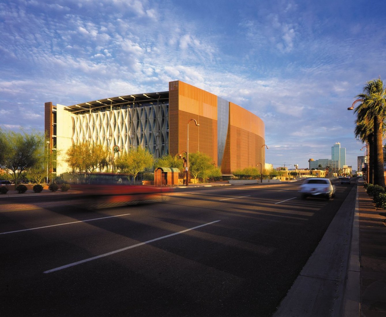 Biblioteca Central Burton Barr Phoenix, por Will Bruder Architects y DWL Architects. Fotografía de Bill Tillerman