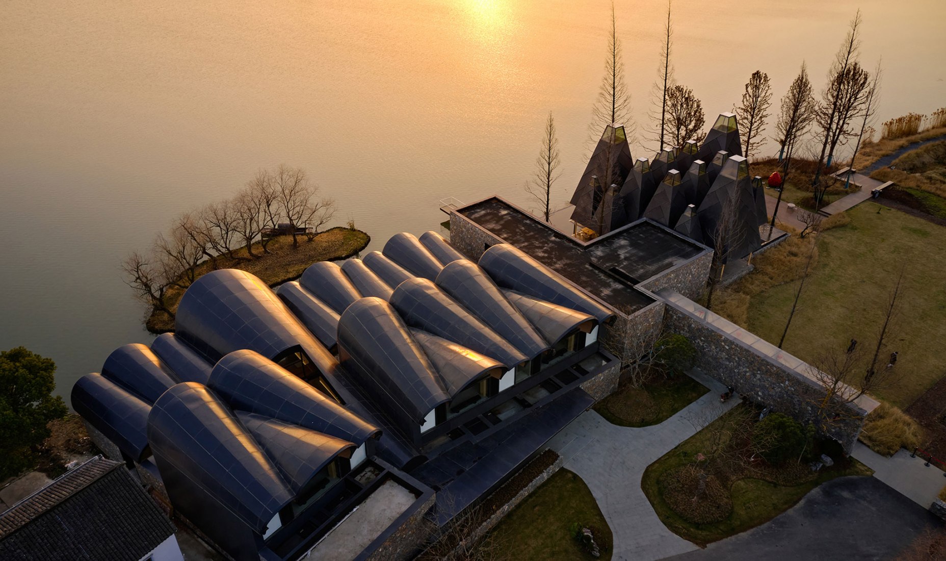 Hotel Boatyard por GOA y WJ STUDIO. Fotografía por Zhang Xi.