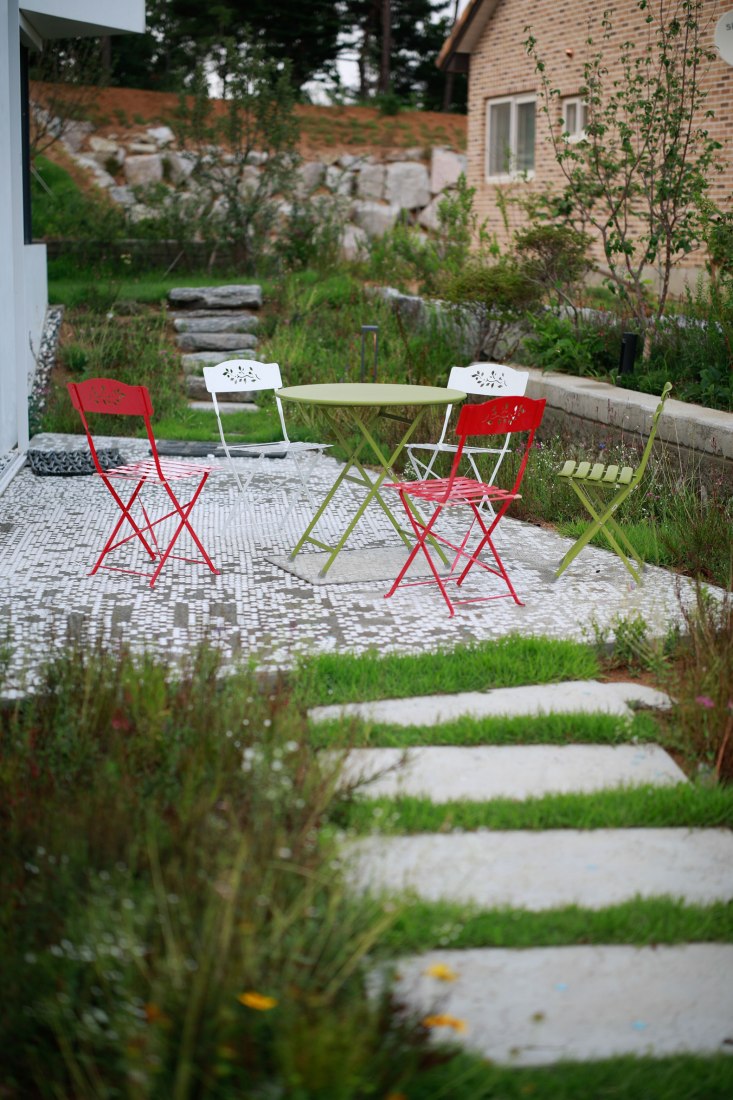 Terrace. House [in white] by AEV Architectures. Photograph by Hyunjune Lee