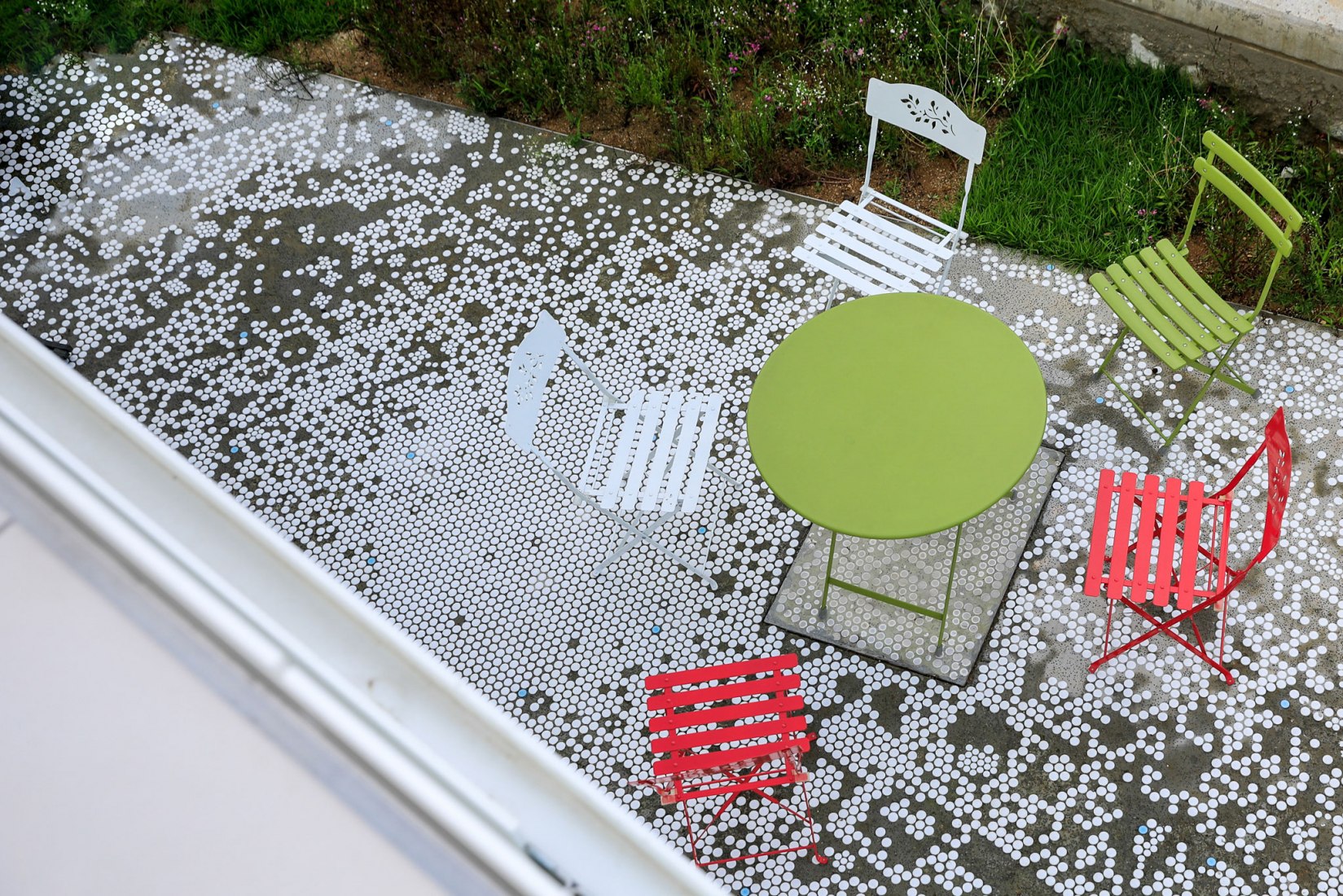 Terrace. House [in white] by AEV Architectures. Photograph by Hyunjune Lee
