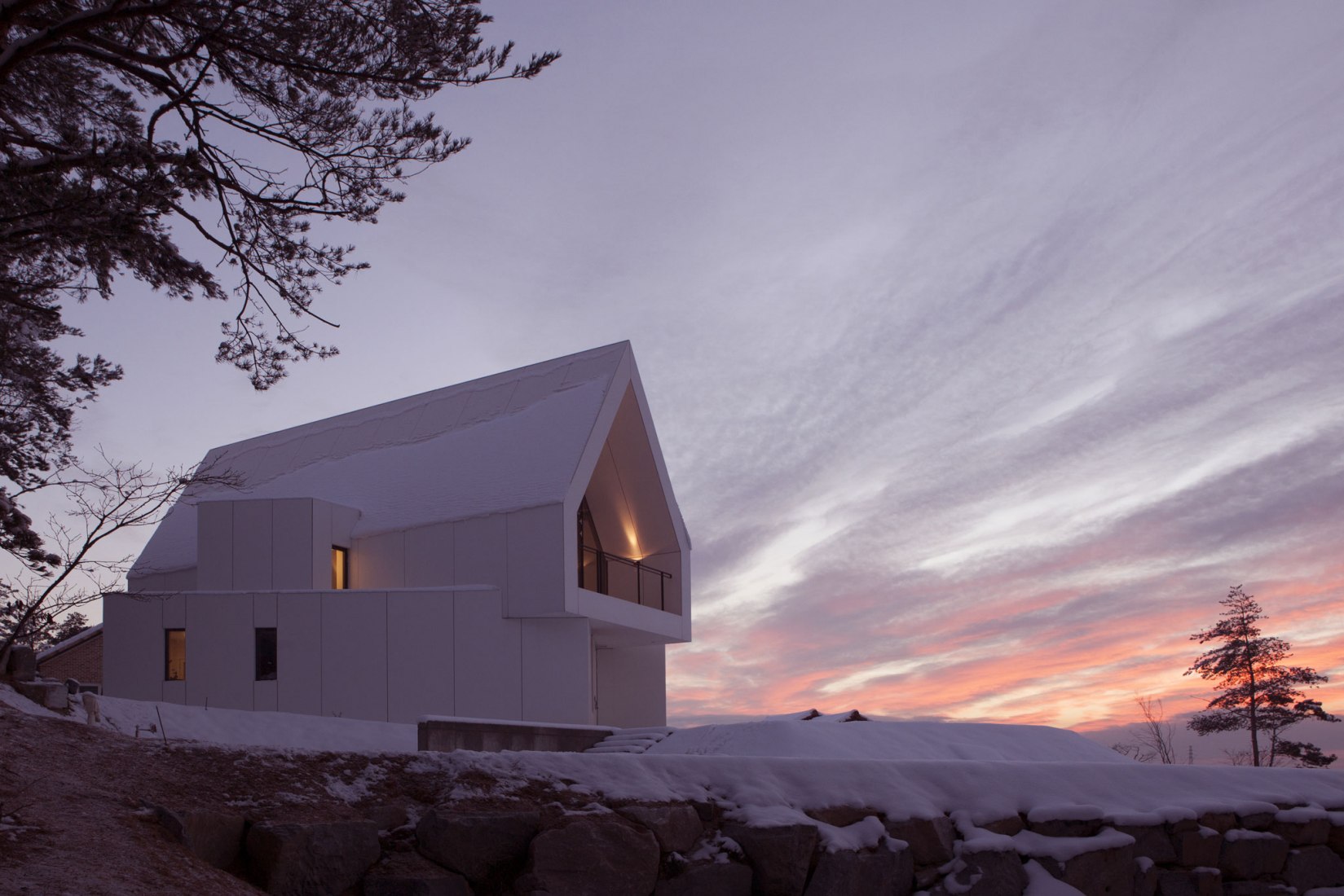 Night view. House [in white] by AEV Architectures. Photograph by Hyunjune Lee